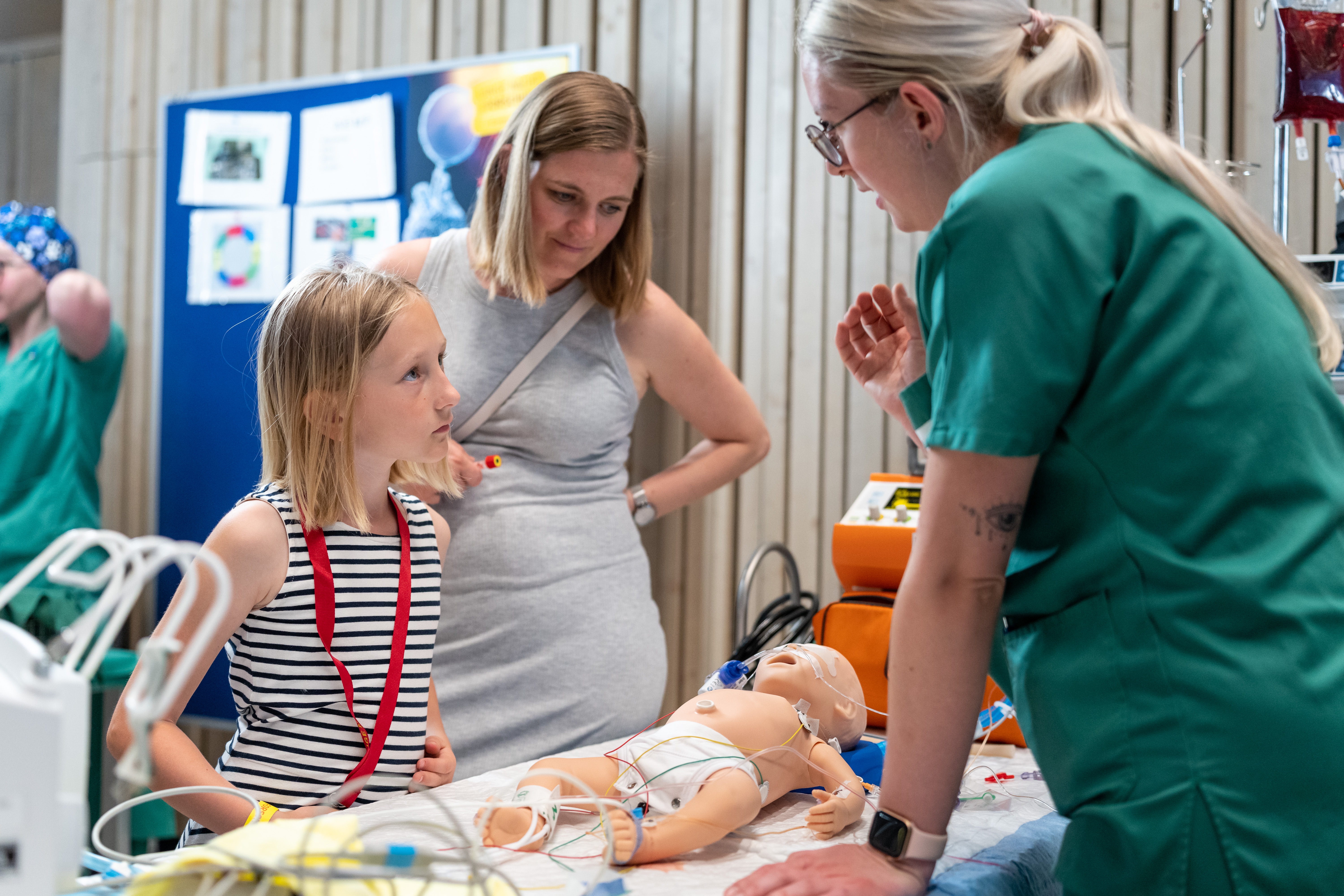 Kind mit Mama bei der langen Nacht der Forschung 2022
