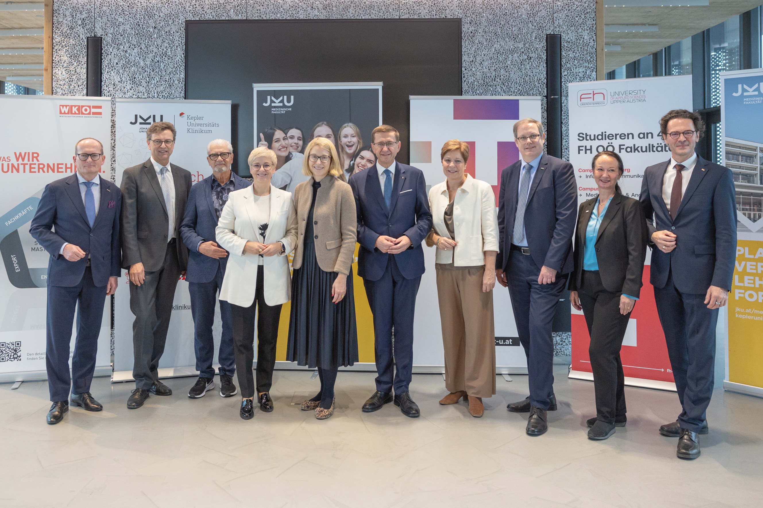 v. l. n. r.: Dr. Gerald Silberhumer, Direktor Wirtschaftskammer OÖ, Mag. Dr. Franz Harnoncourt, Univ.-Prof. Dr. Gustav Pomberger, Mag.a Doris Hummer, Gesundheitsreferentin LH-Stv.in Mag.a Christine Haberlander, Wirtschafts- und Forschungs-Landesrat Markus Achleitner, Dr.in Elgin Drda, Univ.-Prof. Dr. Stefan Koch, Univ.-Prof.in DIin Dr.in Stefanie Lindstaedt und FH-Prof. DI Dr. Michael Rabl