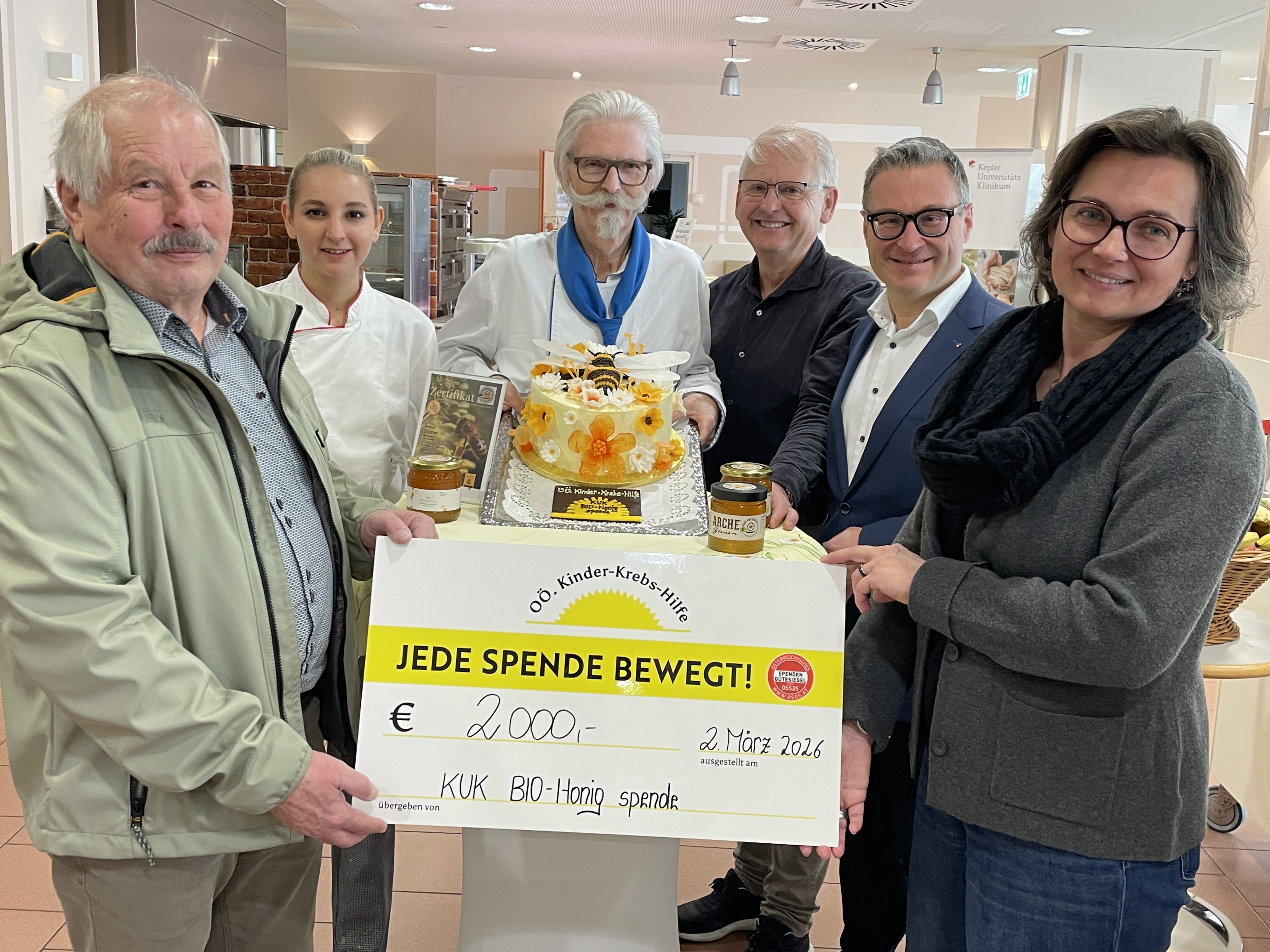 Die OÖ. Kinder-Krebs-Hilfe freut sich über die Spende aus dem Honigverkauf der KUK.-Bienen (v. l. n. r.: Gerhard Kreindl, Vorstand OÖ. Kinder-Krebs-Hilfe; Katja Janovits, KUK-Konditorin; Franz Furman, KUK-Küchenleiter; Bernhard Zauner, Imker; Mag. Günther Dorfinger, Kaufmännischer Direktor KUK; Mag. Karin Schuster-Schlichtner, Vorstand OÖ. Kinder-Krebs-Hilfe)