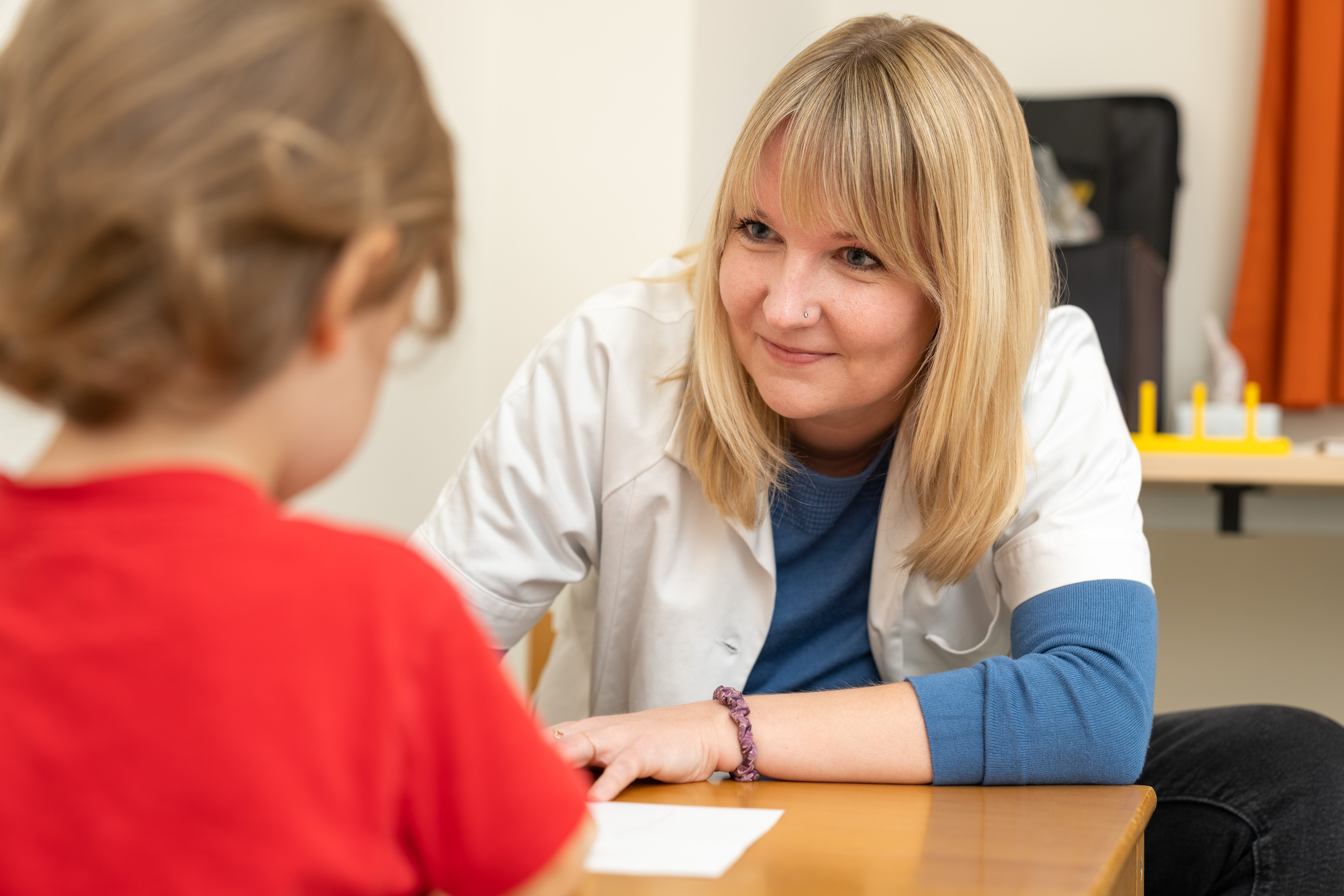 Klinische Psychologin beim Gespräch mit einer Patientin