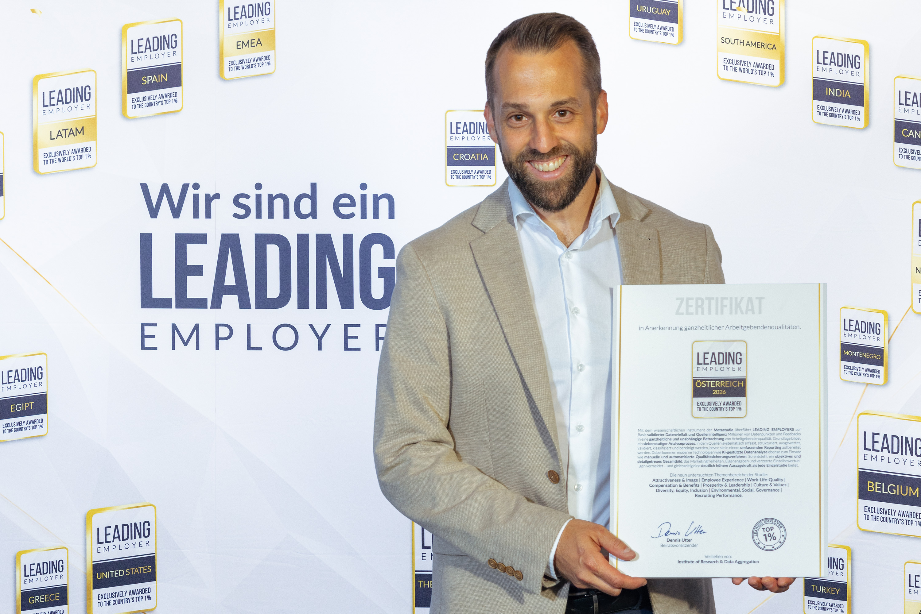 Christopher Eberl, BSc, Stabsstelle Personalmarketing, mit dem „Leading Employer“-Zertifikat